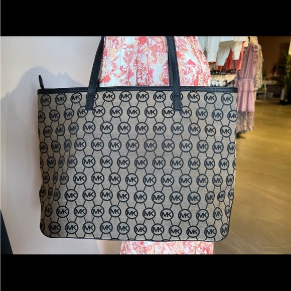 Michael Kors handbag - Picture 3 of 8